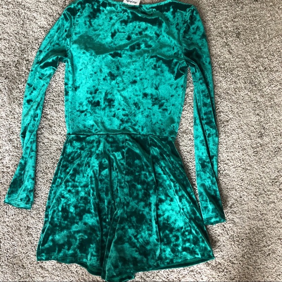 NWT urban outfitters sasha green velvet romper size small - Picture 5 of 5